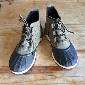 Women’s Sorel Out N About III Boots, Olive Green. Size 7.5. Like NEW!